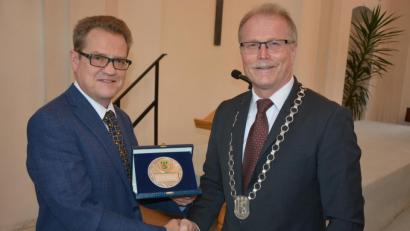 Bild: jr
Mit der Ehrenplakette der Marktgemeinde Konnersreuth zeichnete Bürgermeister Max Bindl (rechts) „Mister Ehrenamt“ Gerald Härtl aus und würdigte damit dessen jahrzehntelangen Einsatz bei den Vereinen und der Politik. Die Ehrenplakette ist eine der höchsten Auszeichnungen, die die Marktgemeinde zu vergeben hat.