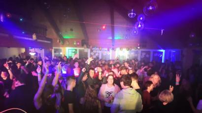 Bild: do
Die musikalischen Höhepunkte der 1990er Jahre sind in. Das beweisr einmal mehr die Partynacht auf Einladung des FC Tremmersdorf/Speinshart im Gemeindezentrum Speinshart.