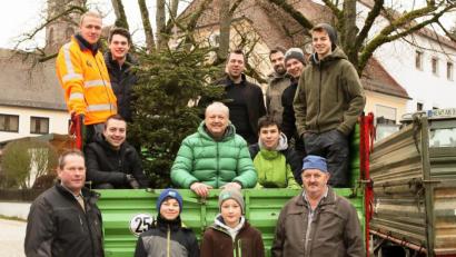 Bild: lst
Das Team der JU Floß mit CSU-Bürgermeister-Kandidaten Armin Betz (kniend, Mitte), sammelt rund 300 ausrangierte Christbäume im Gemeindegebiet ein.