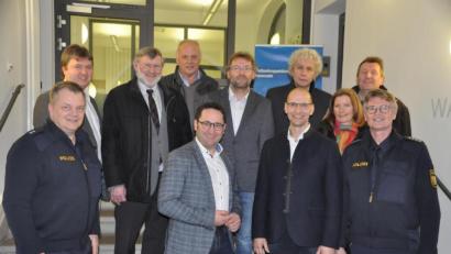 Bild: ak
Polizeihauptkommissar Dieter Striegl und Oberkommissar Thomas Schopf (vorne, rechts und links) gaben der Delegation der Freien Wähler einen Einblick in ihre Arbeit.