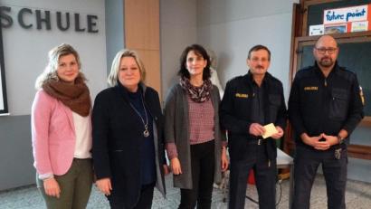 Bild: weu
Rektorin Christine Schneider (Zweite von links) stellte mit Beratungslehrerin und Konrektorin Christine Losch (Mitte) sowie den beiden Polizeibeamten Karlheinz Senft und Armin Ismail (von links) den Eltern die Referenten des Abends vor.