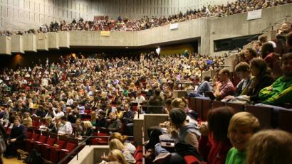 Archivbild: Knüttel
Ein fast voll besetzter Audimax der Uni Regensburg.