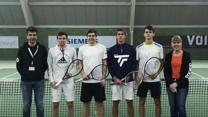 Bild: exb
Turnierleiter Peter Hofauer mit den vier top-gesetzten Spielern Dominik Böhler, Yvo Panak, Sebastian Prechtel und Kai Lemstra sowie der B-Oberschiedsrichterin Sabine Henn (von links).