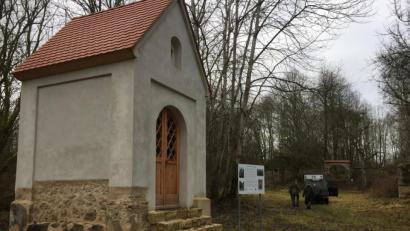 Bild: eik
Eine Attraktion beim Wintermarsch, weil normalerweise nicht zugänglich: Das Dorf Pielenhofen musste wegen der Erweiterung des Übungsplatzes Hohenfels im Herbst 1951 aufgegeben werden. Inzwischen sind große Teile der Ortschaft, in der einst 250 Menschen lebten, verfallen. Die US-Armee hat allerdings die einstige Dorfkapelle restauriert.