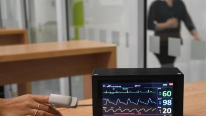 Bild: Gabi Schönberger
Der Preis „best project“, dotiert mit 10.000 Euro für die Durchführung besonders beispielhafter Projekte in Forschung und Lehre an der Hochschule, geht in diesem Jahr an Professor Burkhard Stolz, Professor Jörg Holzmann und Alexander Herzner. Gemeinsam mit Medizintechnik-Studenten der OTH entwickeln sie ein EKG-Gerät, das auch in Entwicklungsländern nachgebaut werden soll.