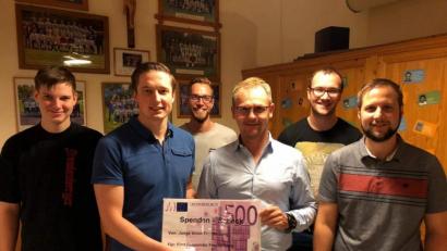 Bild: gri
Bei der Spendenübergabe (von links): Max Märkl, Johannes Greß, Alexander Freller, Christian Straller, Matthias Zeitler und Peter Butz.