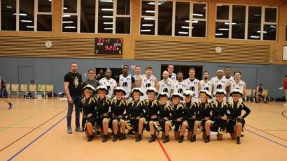Bild: sne
Der Pressather Faschingsverein (PFV) zeigt, was er kann: Beim Basketballspiel der DJK Pressath treten die PFV-Mitglieder in der Halbzeit auf und unterhalten die Zuschauer.