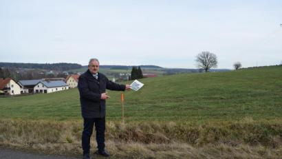 Bild: szl
Genau hier soll die Trasse verlaufen. Somit würde der Süd-Ost-Link den Ort Themenreuth zerschneiden. Das will Bürgermeister Johann Burger in jedem Fall verhindern.