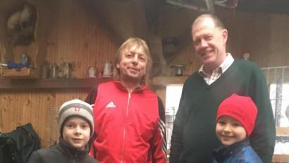 Bild: glb
Regie beim Taubenmarkt in Ermhof führt der „Schmie“ Gerhard Weber (hinten links), hier mit Zweitem Bürgermeister Fabian Bräutigam und der jüngsten Generation der Geflügelzüchter.