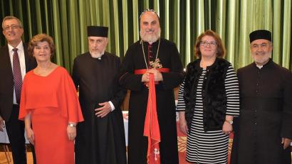 Bild: sck
Bei der Feier im Kolpingsaal (von links): Abood Isa (Bruder des Neupriesters), Verdi Akdemir (aktive Christin der aramäischen Pfarrgemeinde Auerbach), Neupriester Philip Isa, Mor Philoxenos Mattias Nayis (Erzbischof der Diözese Deutschland), Aylen Isa (Ehefrau des Neupriesters) und Pfarrer Isa Demir. Nicht im Bild sind die beiden Söhne des Neupriesters, Vasil und Lebared.