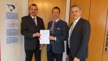 Bild: exb
Maximilian Ernstberger (links), Bürgermeisterkandidat der CSU Leonberg, stellte die Unterschriftenaktion im Beisein von MdB Albert Rupprecht (Mitte) und Bürgermeister und Landratskandidat Roland Grillmeier vor.