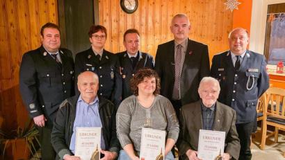 Bild: nza
Sie gehören sozusagen zum Mobiliar der Feuerwehr: (Vorne, von links) Erhard Jeltsch (40 Jahre), Karin Krenkel (25 Jahre) und Franz Fichtner (75 Jahre). Es gratulieren (hinten, von links) Matthias Reul, stellvertretende Vorsitzende Stefanie Sieder, Adjutant Martin Gruber, Bürgermeister Uli Roth und Kommandant Markus Krenkel.