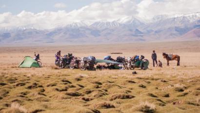 Bild: exb
Auch in der Mongolei machten die fünf Künstler auf Motorrädern Halt. Über ihre Reise sprechen sie am 1. Februar im Musikomm.
