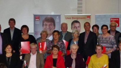 Bild: u
Die zahlreichen Ehrengäste gratulieren beim Festabend zum 100-Jährigen des Schnaittenbacher SPD-Ortsvereins den Jubilaren (vorn, von links): stellvertretende Landrätin Brigitte Bachmann, Bundestagsabgeordnete Marianne Schieder, Erwin Rossel, Helga Färber, Sieglinde Kohl, Bärbel Grützner, Gerald Dagner und Günter Hirmer; hinten (von links): Europaabgeordneter Ismail Ertug, Ortsvorsitzender Daniel Hutzler, Zweiter Bürgermeister Uwe Bergmann, Ex-Abgeordneter Reinhold Strobl, Rudolf Bergmann, Landratskandidat Michael Rischke, Roswitha Kopera, Gabi Gebhardt, Marianne Hartmann, Sepp Lang, Ute Strobl, Georg Dobmeier, Anneliese Sandner, Inge Daller, Rainer Sandner, Gerhard Wächter, Heinz Gebhardt., Herbert Götz, Bezirksrat Richard Gaßner und Hans Heldmann.