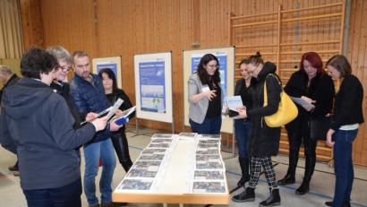 Bild: fz
Tennet-Mitarbeiter informieren die Eigner der im Trassenkorridor gelegenen Grundstücke. Auf dem Tisch liegen die Tafeln für die jeweiligen Gemeindegebiete.