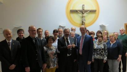Bild: exb
Pfarrgemeinderatssprecher, Kirchenpfleger, die Vorsitzenden der kirchlichen Vereine, Pfarrer Markus Ertl und die Ruhestandsgeistlichen Schlosser und Bergmann, sowie Bürgermeister Konrad Kiener stießen auf das neue Jahr an.