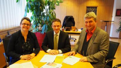 Bild: Bühner
Die neue Förderperiode des Programms "Demokratie leben" stellen (von links) Programmkoordinatorin Susanne Reinhardt, Bürgermeister Jens Meyer und Programmkoordinator Herbert Schmid vor.