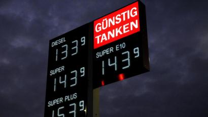Bild: Stephan Huber
Nicht die Tankstellen legen den Preis fest, sondern die Mineralölkonzerne, die dahinterstehen. Wenn es unter ihnen wenig Konkurrenz innerhalb einer Stadt gibt, kann es sein, dass der Preis für den Liter Benzin oder Diesel höher ist als anderswo.
