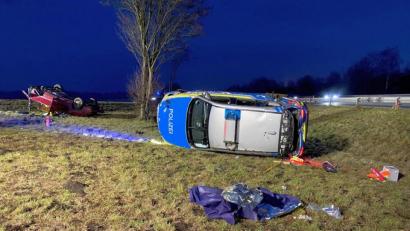 Bild: Alexander Auer
Eine rund 120 Kilometer lange Verfolgungsfahrt lieferte sich der Fahrer eines Pontiacs aus Berlin mit mehreren Streifenfahrzeugen. Erst ein Unfall konnte ihn stoppen.