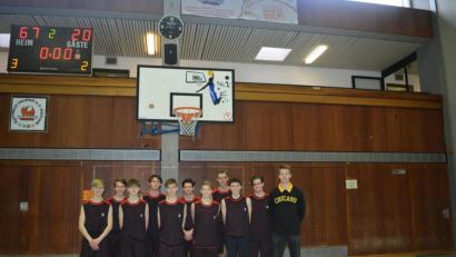 Bild: exb
Das Basketballteam Jungen II des Gymnasiums Neustadt gewinnt vor heimischer Kulisse das Bezirksfinale.