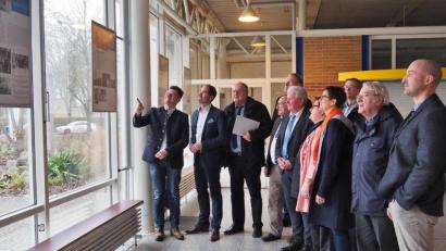 Bild: Bühner
Christoph Skutella (links) erläutert den Gästen beim Rundgang durch die Ausstellung die Bilder.