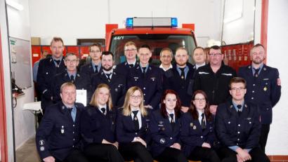 Bild: bkr
Einen großen Wechsel in der Führungsstruktur der Wehr tritt am 1. Mai ein. Die Neuwahlen veränderten die Aufgabenverteilung: Vorsitzender Peter Kopp (vorne links), der künftige Kommandant Philipp Schmidt (vorne rechts) und amtierender Kommandant Bernd Kopp (stehend, Fünfter von links).