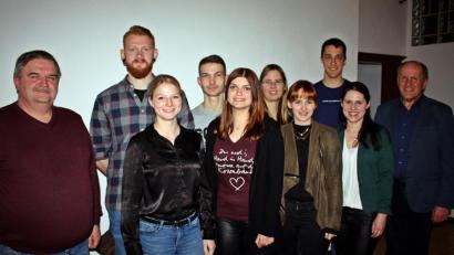 Bild: zer
Der neue Vorstand des Kirwavereins setzt sich zusammen aus (vorne, von links) Thomas Klier, Johanna Kick, Stefanie Reil, Ann-Kathrin Zeus, Regina Zimmerer mit Michael Bauer sowie (hinten, von links) Raphael Landgraf, Tobias Klier, Katja Welzl und Johannes Albrecht.