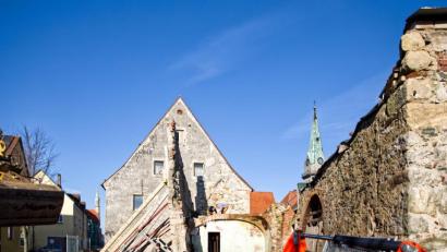 Bild: JOCHEN NEUMANN 
ERBENDORF
Eine gefährliche Schieflage hat die westliche Giebelseite des Nebengebäudes. Jetzt erhält sie ein Holzkorsett, um den Bestand zu sichern und wieder in die Senkrechte zu bringen.