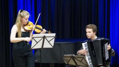 Bild: weu
Maria Wehrmeyer (Violine) und Julius Schepansky (Akkordeon) sorgten beim Konzert im Jubiläumsjahr im Musiksaal des Ortenburg-Gymnasiums für einen gelungenen Auftakt.