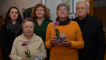 Bild: dob
Betty Kraus und Monika Runkel (vorne, von links) sind ausgezeichnete Mitglieder des Frauenbundzweigvereins Roggenstein. Sie gehören seit 35 Jahren zur Gemeinschaft. Pfarrer Gerhard Schmidt und die Vorsitzenden Ulrike Gösl und Elisabeth Bojer (hintere Reihe, von links) gratulierten dazu.