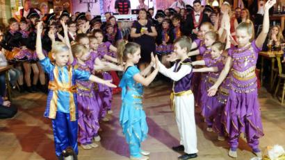 Bild: ohr
Zum Motto „Eine Reise um die Welt“ setzen die Showgirls der Kindergarde in ihren bezaubernden Kostümen das orientalische Märchen „Aladin“ fantasievoll, anmutig und liebreizend ins Szene.