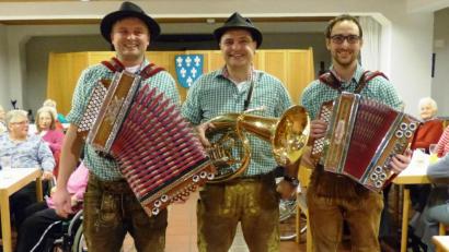 Bild: jp
Die Roum-Boum (von links: Thomas, Dominik und Sebastian), begeisterten mit ihren Auftritten und Gstanzln nicht nur im Kastler Seniorenheim, sondern auch in den Kastler Wirtshäusern.