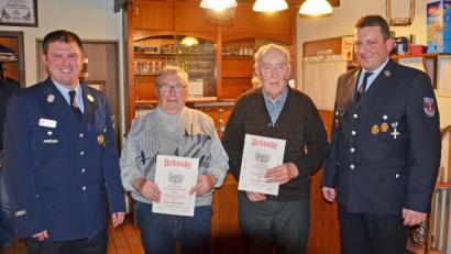 Bild: ü
Nur zwei Feuerwehr-Veteranen, Johann Seitz (Zweiter von rechts) für 70 Jahre und Hans Müller (Zweiter von links) für 60 Jahre, nehmen in der Jahreshauptversammlung die Dankurkunden aus den Händen von Vorsitzendem Wolfgang Böhm (rechts) und seinem Stellvertreter Daniel Albersdorfer (links) persönlich entgegen. Alle anderen zu ehrenden Mitglieder können aus den verschiedensten Gründen nicht an der Versammlung teilnehmen.