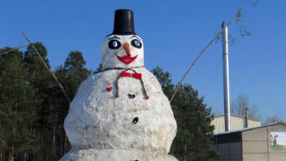 Archivbild: Wolfgang Steinbacher
Ein Riese in Weiß, ein Gigant aus Schnee, der König von Kienlohe: Vor zehn Jahren war Schneemann „Kieni“ an der B 299 nahe der Trocknungsanlage in Kienlohe der Hingucker schlechthin. Derzeit bleibt der Schnee aus.