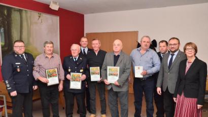 Bild: fjo
Urkunden und Abzeichen nehmen (von links, mit Urkunden) Franz Wagner, Karl Forster, Josef Bauer, Adolf Dietl und Wilhelm Sauer als langjährige Mitglieder der Feuerwehr entgegen.