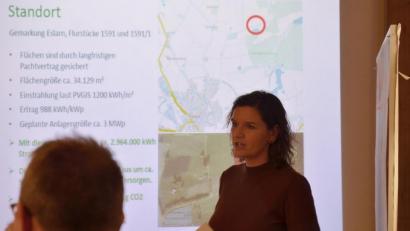 Bild: fjo
Anja Ruhdorfer informierte die Markträte zu der von ihrer Firma geplanten Sonnenstrom-Anlage nordöstlich von Eslarn.
