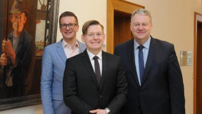 Bild: Christine Hollederer
Landrat Richard Reisinger (rechts) und Tourismusreferent Hubert Zaremba (links) hießen Martin Schreiner als neuen Leiter des Kulturschlosses Theuern und Nachfolger von Michael Ritz willkommen.