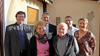 Bild: jma
Karl Trenz (vorne rechts) mit seiner Frau Elisabeth und den Kindern Martina und Christian sowie Dekan Marek Flasinski und Bürgermeister Joachim Neuß.