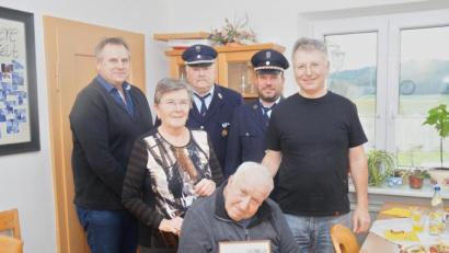 Bild: rkp
Jubilar Erhard Zwicknagel - zusammen mit Ehefrau Margareta und Sohn Johann (rechts) - freute sich über die Glückwünsche von Zweitem Bürgermeister Wolfgang Niebauer (links) und der Abordnung der Feuerwehr Thanstein-Berg.