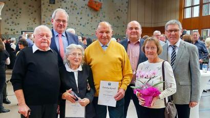 Bild: bsc
Beim Neujahrsempfang wurden Lieselotte Irmer und Walter Konhäuser (vorne, Zweite und Dritter von links) mit der Bürgermedaille in Silber geehrt. Erster Bürgermeister Gottfried Härtl (hinten links) und zweiter Bürgermeister Oskar Schuster (hinten rechts) dankten für das besondere Engagement um den Erholungsort und würdigten auch die langjährigen Leistungen von Emmeram Trottmann (vorne links), Karl Wittmann (hinten Zweiter von rechts) und Monika Seidel (vorne rechts).