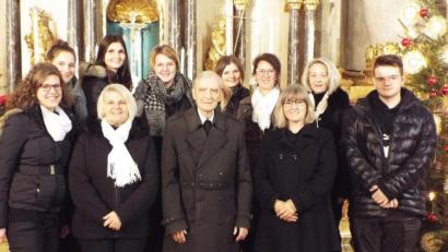 Bild: ll
Pfarrer Georg Braun (Mitte) mit den Mitgliedern des Schmidmühlener Chors "Corde Vobiscum".