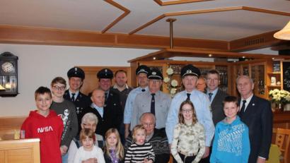 Bild: gi
Groß war die Schar der Gratulanten zum 80. Geburtstag von Karl Meiller (vorne Mitte). Neben seiner Frau Theresia gratulierten die Enkelkinder, Pfarrer Josef Most, Bürgermeister Hermann Ach und die Vereinsabordnungen.