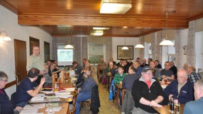 Bild: ak
Vorsitzender Thomas Götz (stehend) berichtete den Petrijüngern auch von Problemen mit der Wasserqualität in den Gewässern des Kreisfischereivereins.