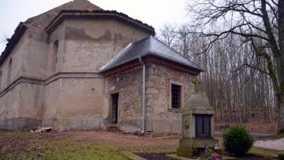 Bild: Picasa
Mit einem neuen Dach sieht der Sakristeianbau in Nové Domky (Neuhäusl) schon wieder wesentlich freundlicher aus. Das Kriegermahnmal im Vordergrund soll im Laufe des Jahres saniert werden.