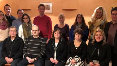 Bild: exb
Vorsitzende Lydia Magdalena Schimmer (sitzend, rechts) freute sich, dass auf der Kandidatenliste von SPD/Unabhängige Bürger auch viele junge Kandidaten und Frauen zu finden sind. MdB Marianne Schieder (vorne, Mitte) und Landratskandidat Peter Wein (stehend, rechts) gratulierten.