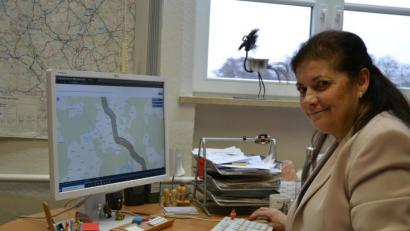 Bild: as
Regina Kestel schaut sich am Computer einen Ausschnitt des im Landkreis vorgesehenen Stromtrassen-Korridors an.