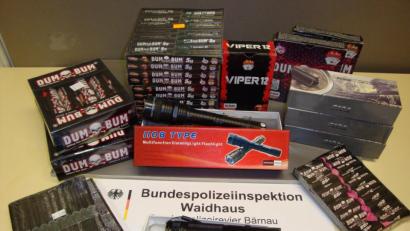 Bild: Bundespolizei
Die verbotenen Böller und Elektroschocker.