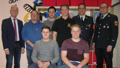 Bild: öt
Jonas Heinl und Emanuel Keck (sitzend, von links) wurden in der Jahreshauptversammlung der Neusorger Wehr zu Feuerwehrmännern befördert. Bürgermeister Peter König (links) beglückwünschte sie - wie auch Heiko Langner, Simon Schindler und Tobias Schraml - zu ihren Urkunden. Kommandant Florian Heinl und Stellvertreter Sven Hupas können sich auf ihre Truppe verlassen.