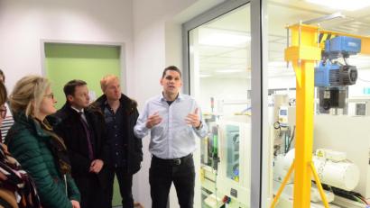 Bild: Kunz
Diplombiologe Sebastian Buhl erläutert den Genossen die Funktionen der Labore für Medizintechnik.