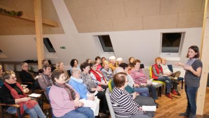 Bild: fvo
Kathrin Karban-Völkl (rechts) gibt Tipps zum Entrümpeln.